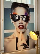 Lade das Bild in den Galerie-Viewer, Alu Art - Wandbild &quot;Girl with Glasses&quot; - 120 x 180 cm
