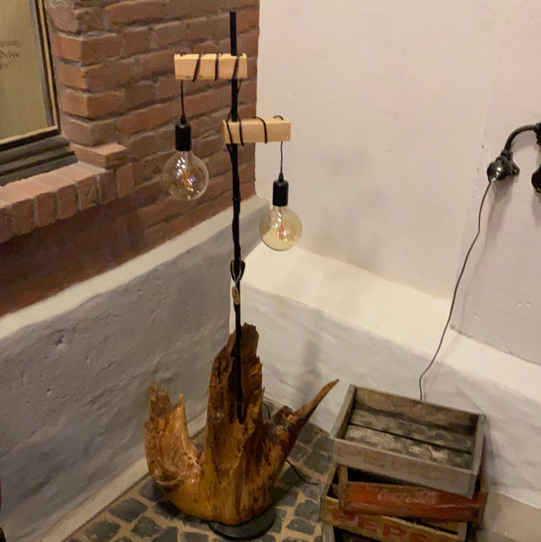 Stehleuchte handmade mit hängenden Glühbirnen auf hochwertigem Holzfuß - Einzelstück