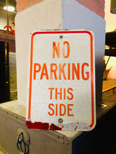Lade das Bild in den Galerie-Viewer, Metallschild &quot;No Parking this side of street&quot; - US-Original
