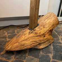 Lade das Bild in den Galerie-Viewer, Stehleuchte handmade mit Metallschirm schwenkbar auf hochwertigem Holzfuß - Einzelstück Anthrazit
